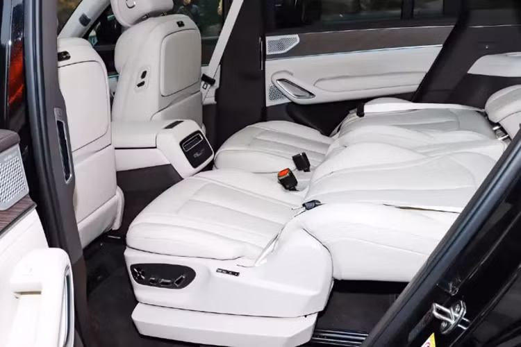 Một màn hình 13,2 inch khác nằm ở phía hành khách phía trước. Đường hầm trung tâm của Denza N9 có phong cách tối giản với hai đế sạc không dây, một khối nút bấm vật lý và một ngăn ẩn. Ghế trước của Denza N9 có chức năng hỗ trợ bên hông chủ động. Ghế hành khách phía trước hỗ trợ chế độ không trọng lực.