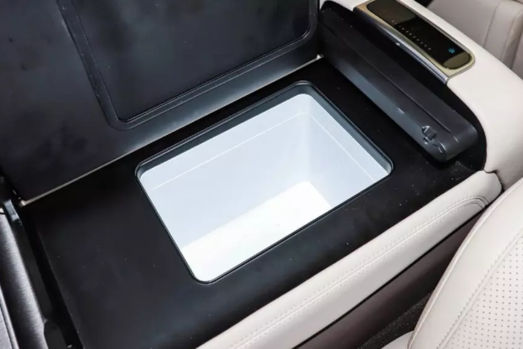 Hàng ghế thứ hai của Denza N9 có hai ghế thuyền trưởng độc lập có thể gập phẳng để tạo thành 1 chiếc giường êm ái cho hành trình dài. Hàng ghế hành khách thứ hai có màn hình gắn trần 17,1 inch và hai gương chiếu sáng có thể gập lại. Hơn nữa, có hai bàn gấp có thể chịu được trọng lượng lên đến 10 kg.