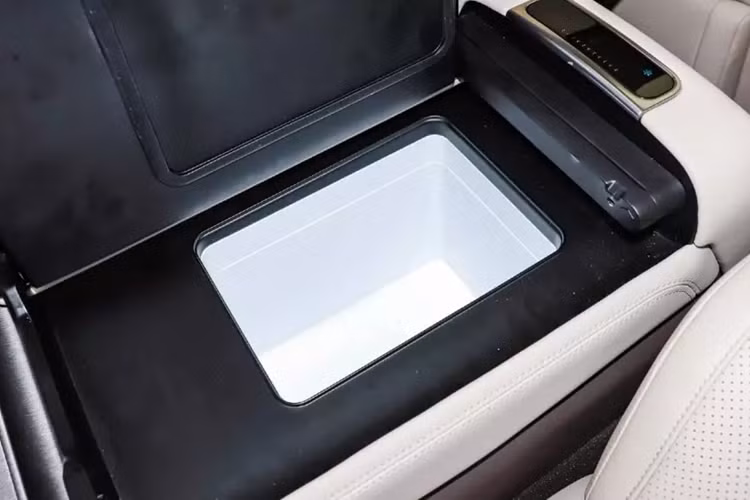 Hàng ghế thứ hai của Denza N9 có hai ghế thuyền trưởng độc lập có thể gập phẳng để tạo thành 1 chiếc giường êm ái cho hành trình dài. Hàng ghế hành khách thứ hai có màn hình gắn trần 17,1 inch và hai gương chiếu sáng có thể gập lại. Hơn nữa, có hai bàn gấp có thể chịu được trọng lượng lên đến 10 kg.