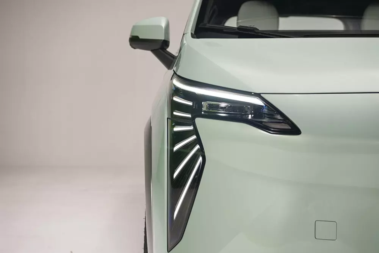 Cụ thể, xe sở hữu kích thước dài x rộng x cao lần lượt là 4.535 x 1.870 x 1.650 mm và chiều dài cơ sở 2.750 mm. Dù được gọi là SUV nhưng Aion Y Plus lại có thiết kế như xe MPV. Tại Việt Nam, xe có 2 phiên bản với những trang bị ngoại thất tiêu chuẩn như hệ thống đèn LED từ trước ra sau