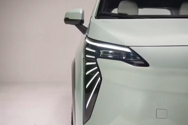 Cụ thể, xe sở hữu kích thước dài x rộng x cao lần lượt là 4.535 x 1.870 x 1.650 mm và chiều dài cơ sở 2.750 mm. Dù được gọi là SUV nhưng Aion Y Plus lại có thiết kế như xe MPV. Tại Việt Nam, xe có 2 phiên bản với những trang bị ngoại thất tiêu chuẩn như hệ thống đèn LED từ trước ra sau