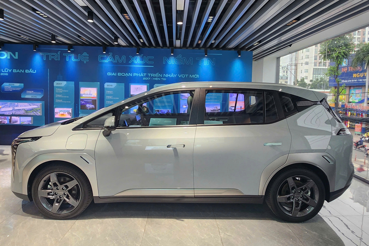 Cả hai phiên bản của Aion Y Plus đều được trang bị mô-tơ điện mạnh 204 mã lực và 225 Nm. Mô-tơ điện kết hợp với pin 63,2 kWh, mang đến phạm vi di chuyển 490 km theo chu trình thử nghiệm NEDC. Ngoài ra, xe còn có hệ dẫn động cầu trước và 4 chế độ lái (Normal, Eco, Sport, i-Pedal).