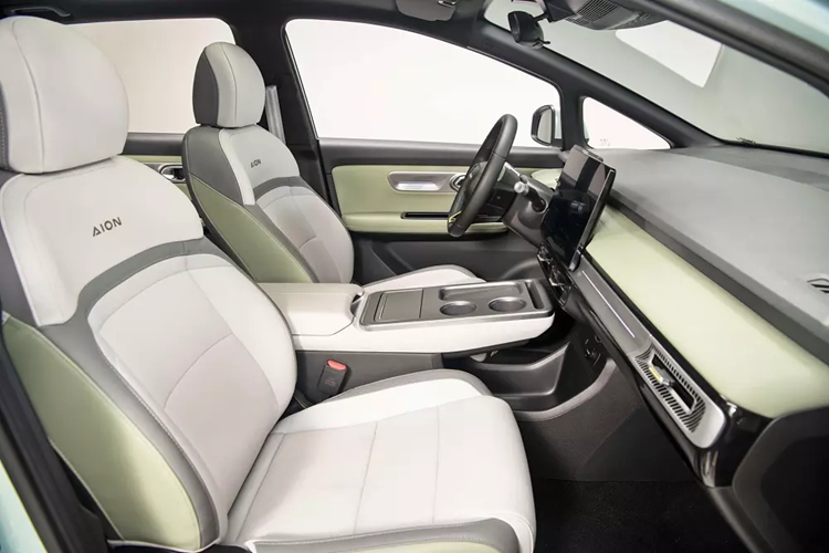 Dù ở phiên bản nào, xe cũng có vô lăng tích hợp phím chức năng/lẫy chuyển số, ghế bọc da, ghế lái chỉnh điện, bệ tì tay hàng ghế trước, bảng đồng hồ kỹ thuật số 10,25 inch, màn hình cảm ứng trung tâm 14,6 inch, hệ thống âm thanh Bongiovi 6 loa, cổng USB, kết nối Bluetooth, radio, đèn viền nội thất 32 màu, điều hòa tự động, lọc bụi mịn PM2.5, cửa gió phía sau, nguồn điện 12V và chìa khóa thông minh.