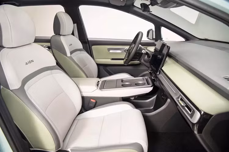 Dù ở phiên bản nào, xe cũng có vô lăng tích hợp phím chức năng/lẫy chuyển số, ghế bọc da, ghế lái chỉnh điện, bệ tì tay hàng ghế trước, bảng đồng hồ kỹ thuật số 10,25 inch, màn hình cảm ứng trung tâm 14,6 inch, hệ thống âm thanh Bongiovi 6 loa, cổng USB, kết nối Bluetooth, radio, đèn viền nội thất 32 màu, điều hòa tự động, lọc bụi mịn PM2.5, cửa gió phía sau, nguồn điện 12V và chìa khóa thông minh.