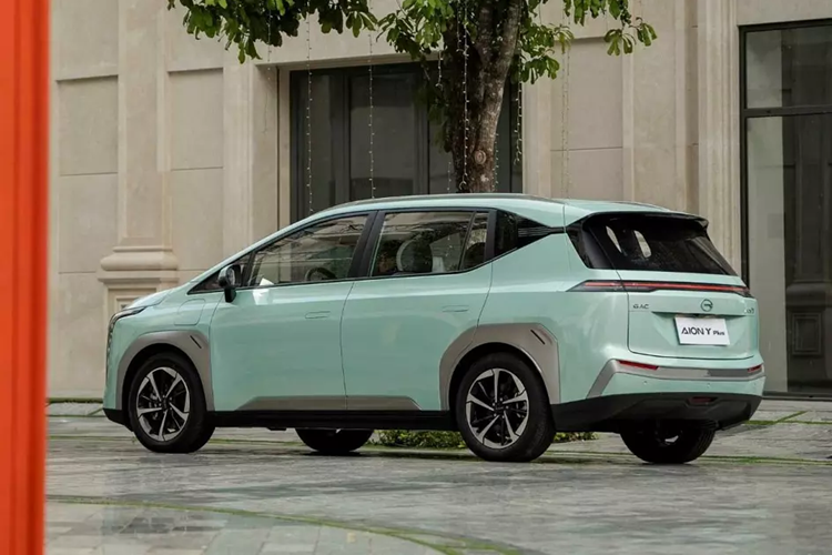 Với bản cao cấp, xe có thêm camera toàn cảnh 540 độ với hình ảnh HD, cảnh báo áp suất lốp, hệ thống kiểm soát hành trình thích ứng, hỗ trợ hành trình thông minh, cảnh báo va chạm phía trước, phanh khẩn cấp tự động, hỗ trợ kẹt xe, cảnh báo lệch làn đường và hỗ trợ giữ làn đường.