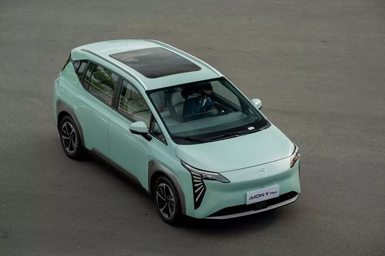 Trong sự kiện tổ chức ở Việt Nam, thương hiệu Aion công bố giá bán của 2 mẫu xe điện, bao gồm Y Plus và ES. Trong đó, mức giá xe Aion Y Plus 2024 khởi điểm 888 triệu đồng. Aion Y Plus được định vị trong phân khúc SUV cỡ C nhằm cạnh tranh với VinFast VF6.