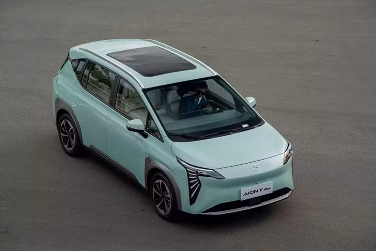 Trong sự kiện tổ chức ở Việt Nam, thương hiệu Aion công bố giá bán của 2 mẫu xe điện, bao gồm Y Plus và ES. Trong đó, mức giá xe Aion Y Plus 2024 khởi điểm 888 triệu đồng. Aion Y Plus được định vị trong phân khúc SUV cỡ C nhằm cạnh tranh với VinFast VF6.