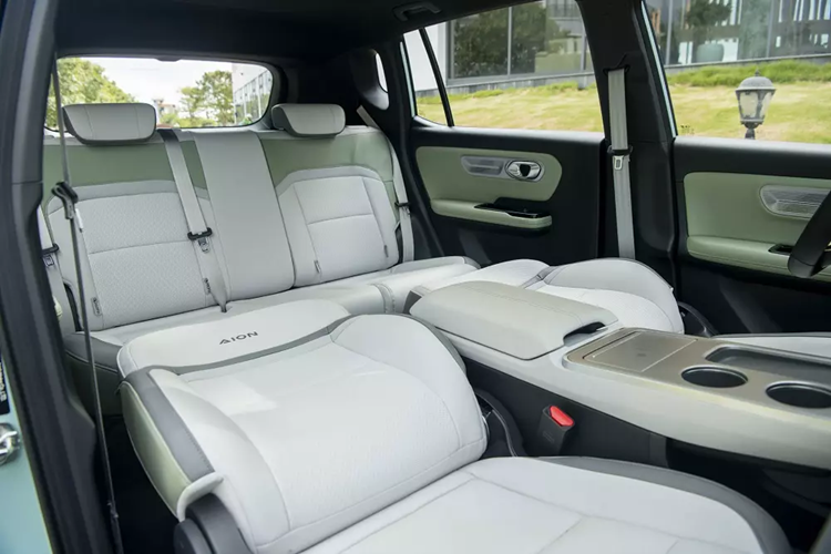 Xe sở hữu 6 túi khí, hệ thống chống bó cứng phanh ABS, phân bổ lực phanh điện tử EBD, cân bằng điện tử, hỗ trợ khởi hành ngang dốc, camera 360 độ, cảm biến lùi phía sau, phanh tay điện tử + Auto Hold và hệ thống kiểm soát hành trình ở bản tiêu chuẩn.