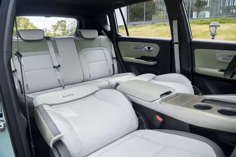 Xe sở hữu 6 túi khí, hệ thống chống bó cứng phanh ABS, phân bổ lực phanh điện tử EBD, cân bằng điện tử, hỗ trợ khởi hành ngang dốc, camera 360 độ, cảm biến lùi phía sau, phanh tay điện tử + Auto Hold và hệ thống kiểm soát hành trình ở bản tiêu chuẩn.