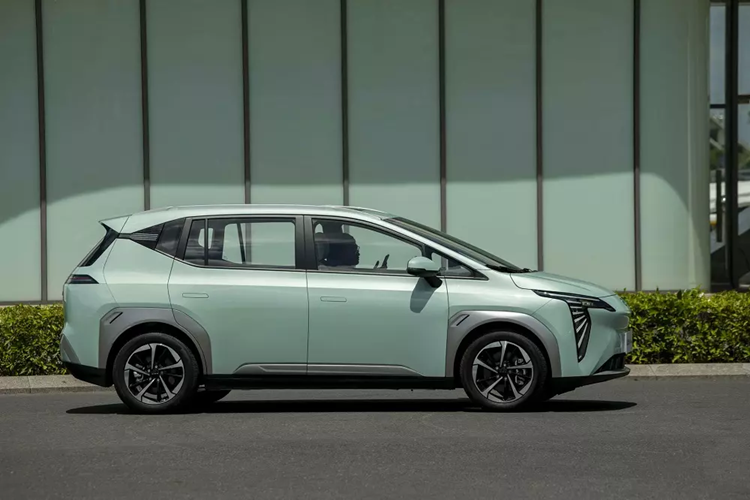 Đèn chờ dẫn đường, đèn pha tự động, gương chiếu hậu chỉnh điện/gập điện/sấy gương, tay nắm cửa ẩn, baga nóc, cửa sổ trời toàn cảnh chỉnh điện và vành hợp kim nhôm 18 inch. Ở bản cao cấp, xe có thêm vành hợp kim nhôm 18 inch, cửa cốp chỉnh điện. Bên trong Aion Y Plus là không gian nội thất 2 hàng ghế với 5 chỗ ngồi. 