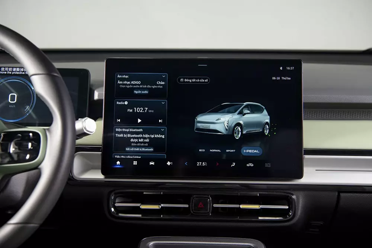 Trong khi đó, những tính năng như gương chống chói tự động, ghế phụ lái chỉnh điện 4 hướng, sưởi ghế, bệ tì tay/tựa đầu hàng ghế sau, sạc điện thoại không dây, bản đồ và nghe nhạc trực tuyến chỉ dành cho bản cao cấp nhất. Đáng tiếc là bản tiêu chuẩn của Aion Y Plus không có các tính năng an toàn chủ động ADAS.