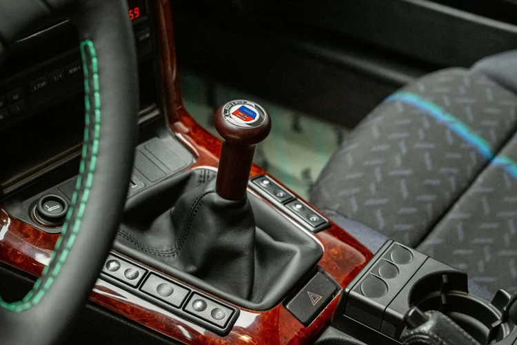 Alpina ra mắt B3 3.2 vào năm 1996 và thương hiệu đã loại bỏ động cơ 6 xi-lanh thẳng hàng 2.8 lít, từ đây thay thế thành khối động cơ 3.2 lít của 328i và bổ sung thêm các piston mới cũng như hệ thống xả thể thao.