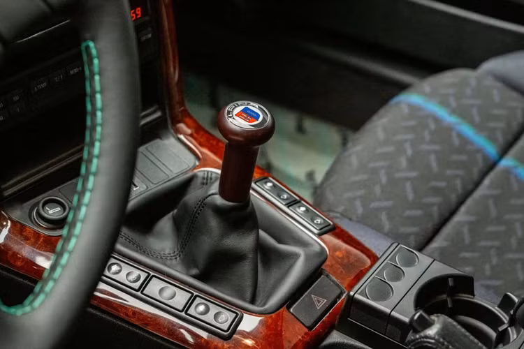 Alpina ra mắt B3 3.2 vào năm 1996 và thương hiệu đã loại bỏ động cơ 6 xi-lanh thẳng hàng 2.8 lít, từ đây thay thế thành khối động cơ 3.2 lít của 328i và bổ sung thêm các piston mới cũng như hệ thống xả thể thao.