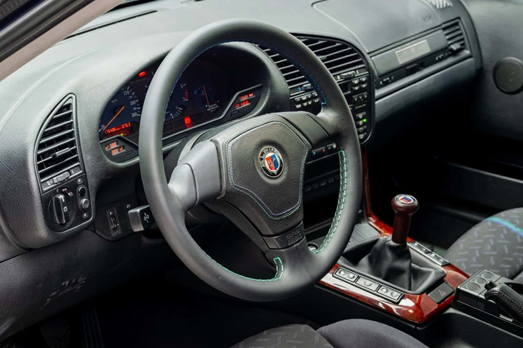 Bên cạnh việc được chuyển đổi thành tay lái thuận, xe đã được nâng cấp thêm bộ vi sai hạn chế trượt và thực hiện một loạt bảo dưỡng bao gồm cả việc chế tạo lại VANOS tinh xảo hiện đại hơn.