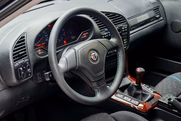 Bên cạnh việc được chuyển đổi thành tay lái thuận, xe đã được nâng cấp thêm bộ vi sai hạn chế trượt và thực hiện một loạt bảo dưỡng bao gồm cả việc chế tạo lại VANOS tinh xảo hiện đại hơn.