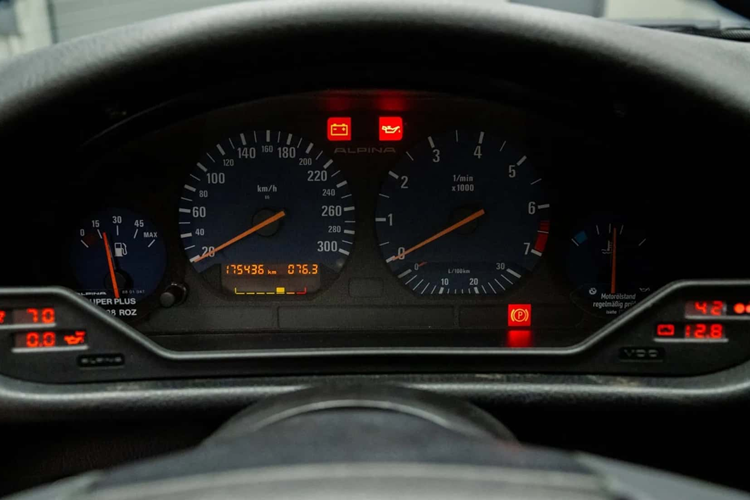 Công suất của xe theo đótăng từ 193 lên 265 mã lực. Ngoài ra xe còn có bộ lò xo Eibach và giảm chấn Bilstein đặc trưng của Alpina cùng bộ bodykit Alpina đặc trưng, tinh tế.