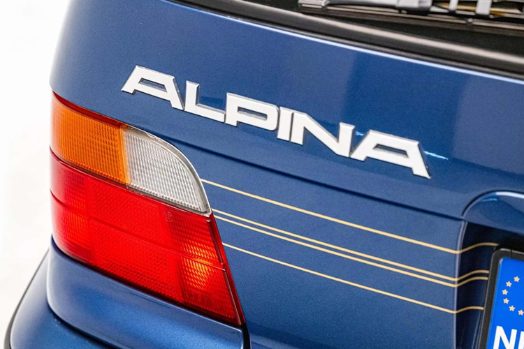 Bên trong nội thất, xe được trang bị ghế ngồi và vô lăng được trang trí bằng màu xanh lam và xanh lá cây của Alpina cùng bộ thảm sàn Alpina.