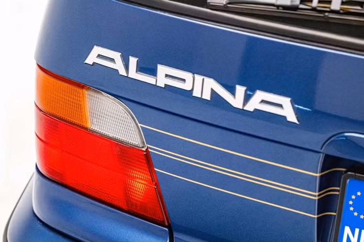 Bên trong nội thất, xe được trang bị ghế ngồi và vô lăng được trang trí bằng màu xanh lam và xanh lá cây của Alpina cùng bộ thảm sàn Alpina.