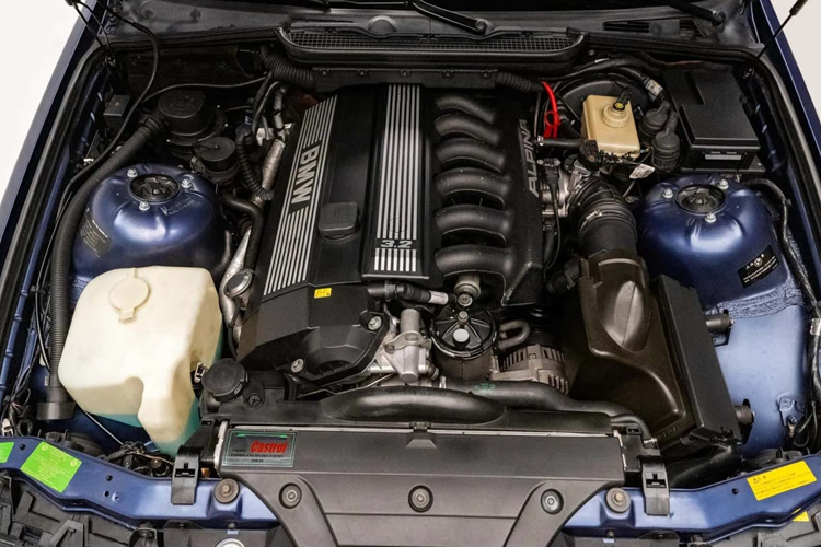 Mẫu xe sở hữu ngoại thất màu xanh kim loại đặc trưng của Alpina và có đường viền màu vàng, kết hợp với bộ mâm xeđa chấu 17 inch hoàn thiện vẻ ngoài cổ điển của xe.