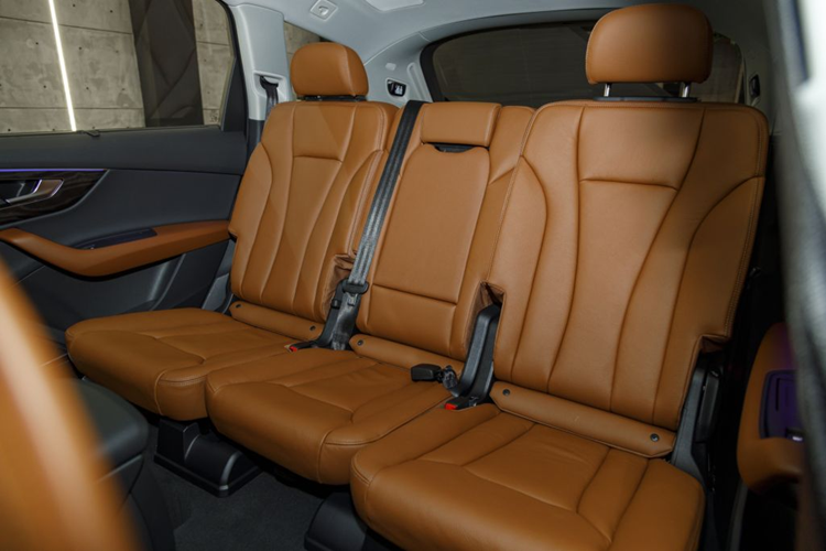 Nội thất của Audi Q7 mới là sự kết hợp hoàn hảo giữa thiết kế công thái học và công nghệ hiện đại. Mỗi chi tiết đều được tính toán kỹ lưỡng để mang đến sự thoải mái tối đa cho người dùng, đồng thời thể hiện đẳng cấp và phong cách của thương hiệu Audi.