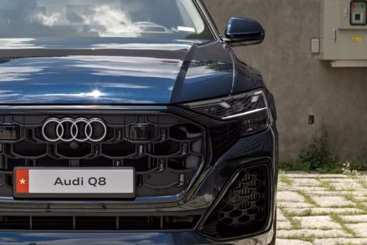 Sự thay đổi này được biểu đạt rõ ràng ở lưới tản nhiệt khung đơn, giờ đây được nâng cấp với các họa tiết giọt nước chữ L. Kết hợp cùng gói thiết kế phong cách đen lịch lãm, nhiều chi tiết được hoàn thiện với bề mặt tối màu, làm bật lên những đường nét khỏe khoắn mà Audi Q8 luôn tự hào.