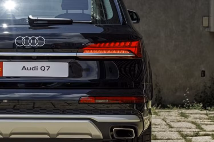 Phiên bản thể thao S line được bổ sung nhiều tùy chọn cao cấp như ghế thể thao được bọc da Valcona cao cấp có dập nổi logo chữ "S", vô lăng thể thao, các chi tiết ốp trang trí bằng nhôm xước mờ, chức năng hiển thị thông tin trên kính chắn gió, ốp bệ cửa bằng nhôm ở phía trước và phía sau có logo chữ "S" phát sáng…