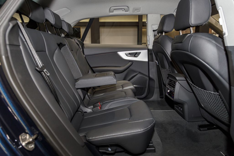 Mẫu SUV này còn được trang bị các hệ thống an toàn và hỗ trợ lái mới nhất, ví dụ như tính năng cảnh báo làn đường và tính năng tiền cảnh báo Audi. Không có gì ngạc nhiên khi Audi Q8 đã xuất sắc đạt chứng nhận 5 sao cao nhất tại các cuộc thử nghiệm an toàn của Euro NCAP tại Châu Âu.