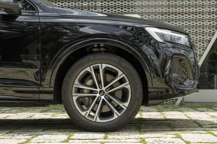 Ngôn ngữ thiết kế của mẫu xe SUV hạng sang Audi Q7 2024 mới giúp tính đơn giản hóa càng được làm rõ tại nhiều chi tiết ngoại thất, đặc biệt là lưới tản nhiệt khung đơn Audi Singleframe biểu trưng của thương hiệu, giúp phân biệt giữa 2 phiên bản tiêu chuẩn và thể thao S line.