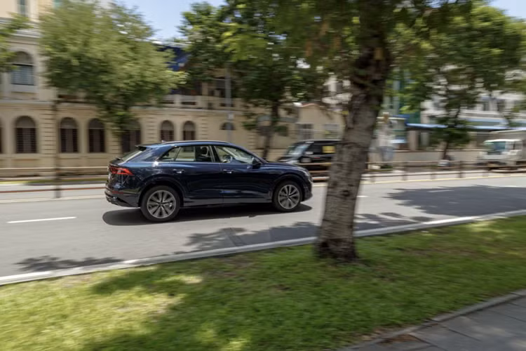 Những nâng cấp này giúp Audi Q8 55 TFSI quattro có khả năng tăng tốc từ 0 lên 100 km/h chỉ trong 5,6 giây, trước khi đạt tốc độ tối đa 250km/h. Bên trong xe trang bị màn hình kỹ thuật số Audi Virtual Cockpit 12,3 inch có khả năng thay đổi nhiều giao diện khác nhau, đồng thời hiển thị tất cả các thông tin cần thiết cho người lái.