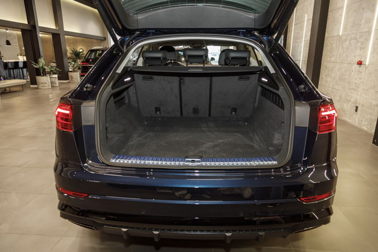 Để hoàn thiện sự ưu đãi dành cho khách hàng, Audi Việt Nam tặng thêm tính năng đèn LED chiếu sáng ở cửa trước và cửa sau. Khi cửa mở, đèn chiếu biểu tượng logo 4 vòng trong của Audi sẽ chiếu xuống đất bằng công nghệ LED giúp thuận lợi khi ra vào xe. Đặc biệt, lần đầu tiên Đế sạc điện thoại không dây Audi được trang bị tiêu chuẩn trên Audi Q8 tại thị trường Việt Nam.