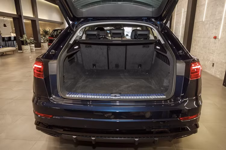 Để hoàn thiện sự ưu đãi dành cho khách hàng, Audi Việt Nam tặng thêm tính năng đèn LED chiếu sáng ở cửa trước và cửa sau. Khi cửa mở, đèn chiếu biểu tượng logo 4 vòng trong của Audi sẽ chiếu xuống đất bằng công nghệ LED giúp thuận lợi khi ra vào xe. Đặc biệt, lần đầu tiên Đế sạc điện thoại không dây Audi được trang bị tiêu chuẩn trên Audi Q8 tại thị trường Việt Nam.