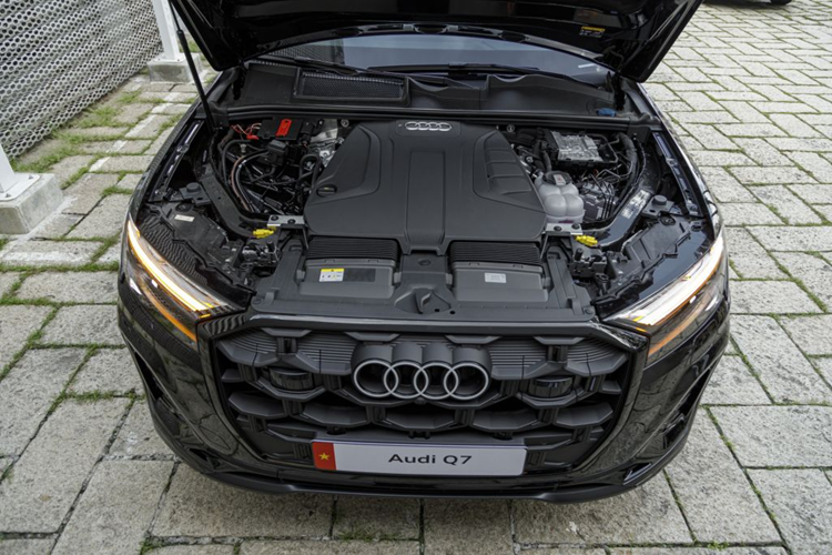 Với trang bị tiêu chuẩn Audi Virtual Cockpit, thông tin được hiển thị trực quan và sinh động, giúp người lái luôn nắm bắt mọi tình hình trên đường.