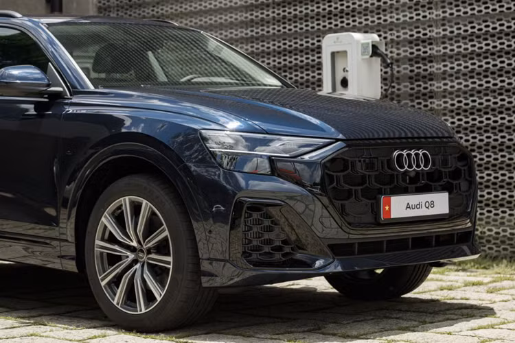 Sở hữu thiết kế coupe thể thao với tính tiện nghi đa dụng của một chiếc SUV, Audi Q8 trở thành một lựa chọn hấp dẫn khi theo đuổi phương châm “Vorsprung durch Technik” (Tiên phong trong Công nghệ). Được phân phối với phiên bản Q8 55 TFSI quattro, chiếc SUV thể thao này được trang bị tiêu chuẩn gói nâng cấp S line mạnh mẽ.