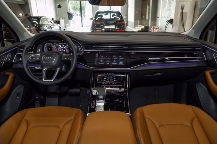 Chi tiết này cung cấp khả năng chiếu sáng chính xác cùng độ phân giải cao, đồng thời giảm đáng kể độ chói sáng cho xe đi ngược chiều hoặc xe đi phía trước. Cụm đèn hậu cũng được thiết kế lại, kết hợp cùng cụm đèn trước LED Matrix, là những nhân tố giúp chiếc Audi Q7 thu hút mọi ánh nhìn tại mọi nơi chiếc xe đi qua.