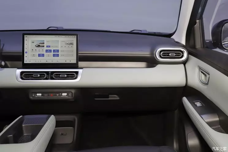 Điều này làm cho nó trở thành một lựa chọn tốt cho cả việc đi lại trong đô thị và du lịch đường dài. Thiết kế bên ngoài của Bingo Plus mang tính thẩm mỹ hiện đại, đặc trưng bởi các đường nét sắc sảo và thân máy tinh gọn.