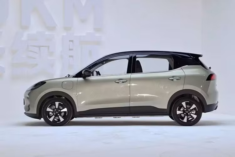Xe có hai biến thể có sẵn, Wuling Bingo Plus chạy điện cao cấp có phạm vi di chuyển là 401 km, trong khi phiên bản cao cấp hơn có phạm vi di chuyển khá ấn tượng là 510 km. Giá cho các biến thể này lần lượt là 89.800 nhân dân tệ (12.500 USD), tương đương 293 triệu đồng và 98.800 nhân dân tệ (13.700 USD), khoảng 322 triệu đồng.