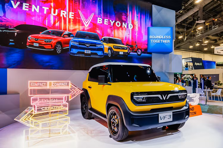 Hệ thống thông tin, giải trí đa dạng với màn hình 10 inch, tích hợp Android Auto và Apple Carplay sẽ đáp ứng nhu cầu giải trí hàng ngày của người dùng. Từ khi mở màn, gian hàng VinFast luôn đón dòng người nườm nượp, thích thú ghi lại hình ảnh ấn tượng của VF3.