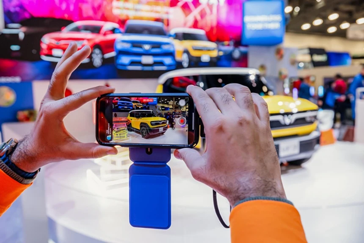 Với kích thước chiều dài x rộng x cao lần lượt là 3.190 x 1.679 x 1.622 (mm), VF3 được nhận xét phù hợp di chuyển trong thành phố, mang lại khả năng cơ động dễ dàng và tính thực dụng cho người lái. Kích thước nhỏ gọn cùng cách bố trí 2 cửa, 4 chỗ ngồi khiến chiếc xe trở nên lý tưởng cho những con đường nội đô chật hẹp.