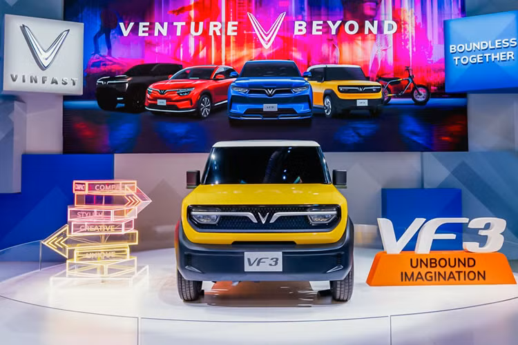 Đặc biệt, 2 ghế sau gập phẳng tăng tổng dung tích khoang chứa lên 550 lít - bằng chiếc hatchback 4 cửa nhỏ gọn. Đáng chú ý, VF 3 tích hợp các tính năng thông minh thiết yếu, mang đến trải nghiệm lái thoải mái và tiện nghi.