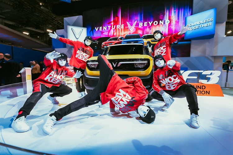 Thiết kế này cũng thể hiện nét rõ cá tính năng động của người sở hữu, đặc biệt phù hợp với khách hàng trẻ. Khoảng sáng gầm cao cùng la-zăng 16 inch hứa hẹn mang đến khả năng vận hành linh hoạt cho dòng xe này kể cả ở địa hình ngoài đô thị.