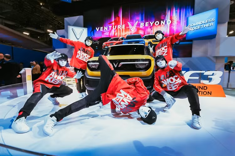 Thiết kế này cũng thể hiện nét rõ cá tính năng động của người sở hữu, đặc biệt phù hợp với khách hàng trẻ. Khoảng sáng gầm cao cùng la-zăng 16 inch hứa hẹn mang đến khả năng vận hành linh hoạt cho dòng xe này kể cả ở địa hình ngoài đô thị.