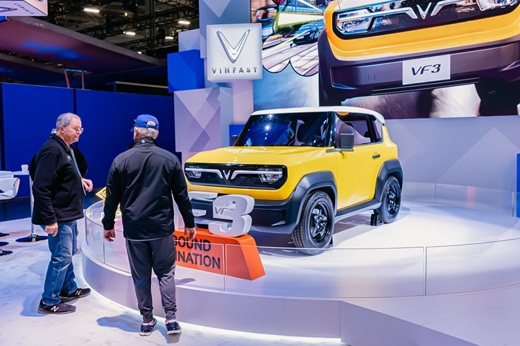 Carscoops nhận định VF3 có thể là chìa khóa để VinFast tạo đột phá tại thị trường Mỹ. Hiện tại, VinFast chưa công bố mức giá chính thức, thời gian mở bán và bàn giao xe tại từng thị trường. Tuy nhiên, hãng dự kiến nhận đặt hàng sớm cho VF3 ngay trong năm nay.