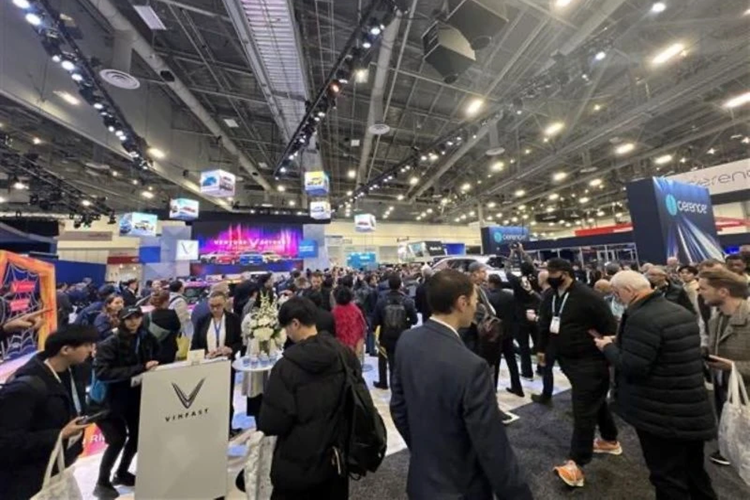 Mẫu minicar cá tính, trẻ trung của VinFast là một trong những điểm nhấn đáng chú ý của triển lãm năm nay bởi thị trường xe điện khá hiếm những mẫu xe điện cỡ nhỏ thông minh, tiện nghi. VF3 được kỳ vọng “khuấy đảo” phân khúc xe cỡ nhỏ nhờ tính thực tế, tiện dụng và sáng tạo.