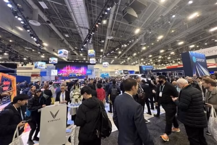 Mẫu minicar cá tính, trẻ trung của VinFast là một trong những điểm nhấn đáng chú ý của triển lãm năm nay bởi thị trường xe điện khá hiếm những mẫu xe điện cỡ nhỏ thông minh, tiện nghi. VF3 được kỳ vọng “khuấy đảo” phân khúc xe cỡ nhỏ nhờ tính thực tế, tiện dụng và sáng tạo.