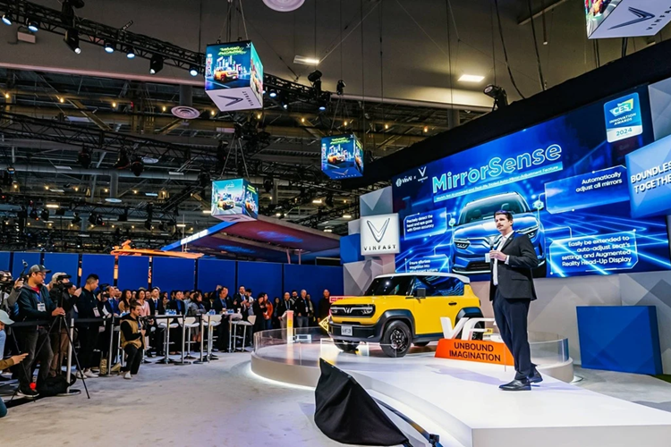 Xuất hiện tại CES 2024 với ngoại thất trẻ trung, vuông vức, các khối hình học thẳng đứng và những điểm nhấn sành điệu, xe điện Vinfast VF3 nhận nhiều lời khen về kiểu dáng. Tạp chí Auto Express (Anh) đánh giá thiết kế khối hộp và kích thước thực sự nhỏ gọn đã làm tăng thêm yếu tố “dễ thương” của VF3.