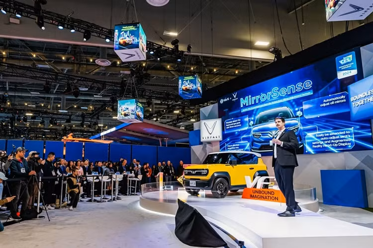 Xuất hiện tại CES 2024 với ngoại thất trẻ trung, vuông vức, các khối hình học thẳng đứng và những điểm nhấn sành điệu, xe điện Vinfast VF3 nhận nhiều lời khen về kiểu dáng. Tạp chí Auto Express (Anh) đánh giá thiết kế khối hộp và kích thước thực sự nhỏ gọn đã làm tăng thêm yếu tố “dễ thương” của VF3.