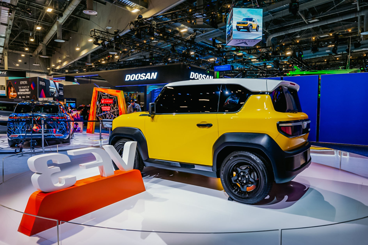 Gia nhập hệ sinh thái xe điện đa dạng của VinFast, VF3 là mẫu xe phù hợp để di chuyển nội đô và được định vị ở phân khúc giá dễ tiếp cận cho mọi người. Nhiều chuyên gia nhận định, điều này có thể thành điểm mạnh chủ lực của VF3 khi gia nhập các thị trường ngoài Việt Nam.