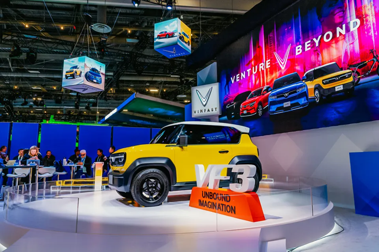 Theo Auto123, hầu hết khách tham quan đều cảm nhận mẫu mini-eSUV của VinFast có vẻ ngoài hấp dẫn và lôi cuốn. Sự đón nhận dành cho VinFast VF3 tại một trong những triển lãm công nghệ lớn nhất hành tinh cho thấy sức hút mạnh mẽ của tân binh nhà VinFast trên thị trường xe điện toàn cầu.