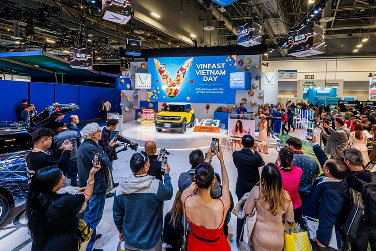 Sáng 10/1 (giờ Việt Nam), màn ra mắt Vinfast VF3 của Việt Nam tại triển lãm CES 2024 thu hút đông đảo khách tham quan. Hàng trăm người đã đổ về gian hàng của VinFast tại Booth 6417, trung tâm triển lãm Las Vegas để chờ đợi phần ra mắt bùng nổ và thú vị của “tân binh” nhà VinFast.