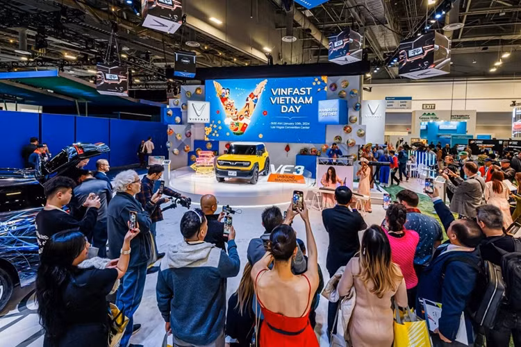 Sáng 10/1 (giờ Việt Nam), màn ra mắt Vinfast VF3 của Việt Nam tại triển lãm CES 2024 thu hút đông đảo khách tham quan. Hàng trăm người đã đổ về gian hàng của VinFast tại Booth 6417, trung tâm triển lãm Las Vegas để chờ đợi phần ra mắt bùng nổ và thú vị của “tân binh” nhà VinFast.